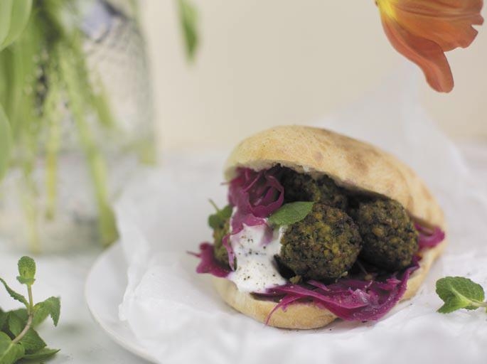 Pane arabo con falafel vegetali e cappuccio marinato