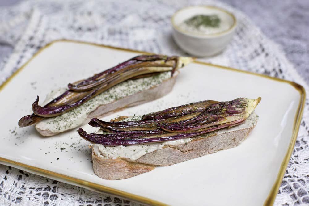 Pane con radicchio piastrato e polvere di cavolo nero