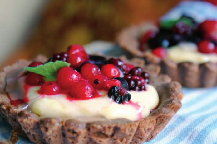 Pasticcini di riso con crema di mandorle e frutti di bosco