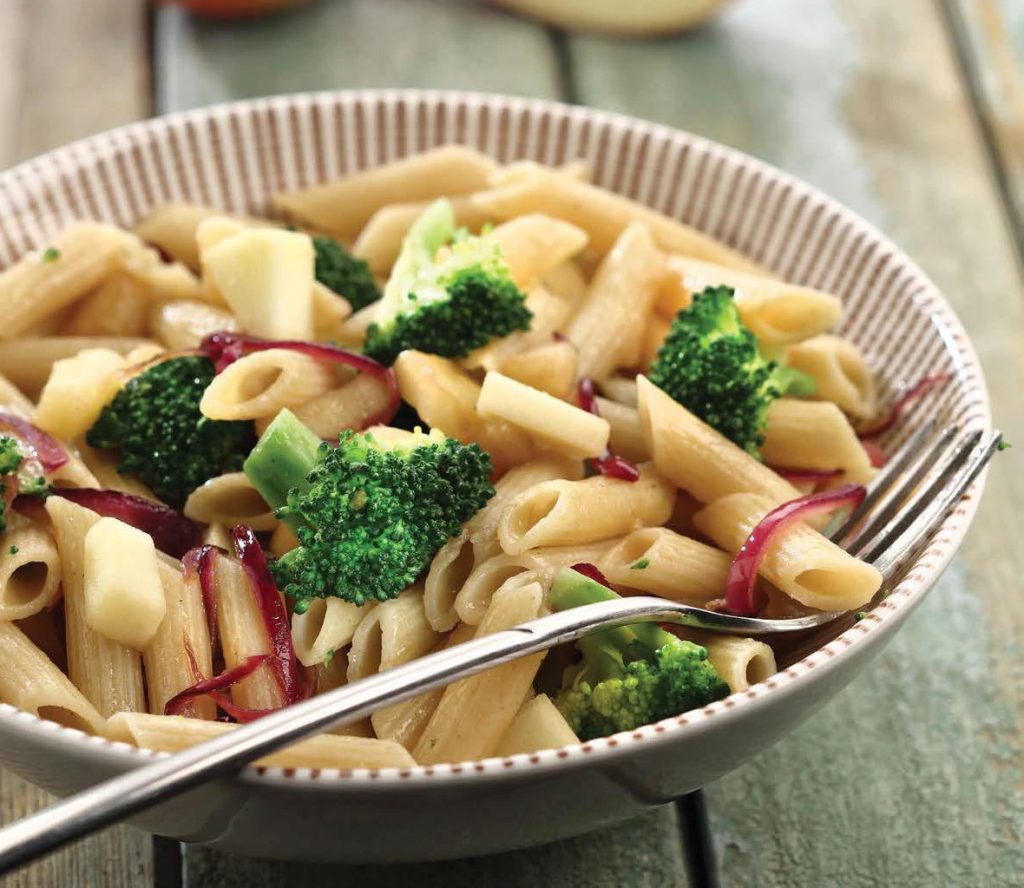 Penne ai broccoli, cipolla rossa e Red Delicious