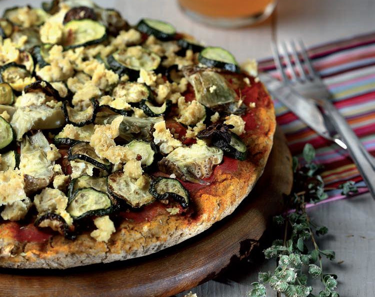 Pizza vegana con farina di grano saraceno e farina di riso