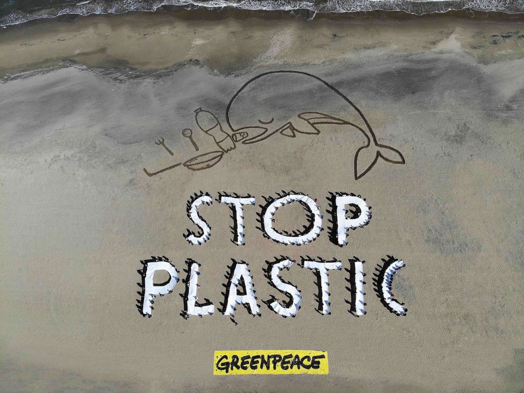 Plastica monouso, da oggi il divieto. Greenpeace: «Ma l’Italia aggira la norma Ue»