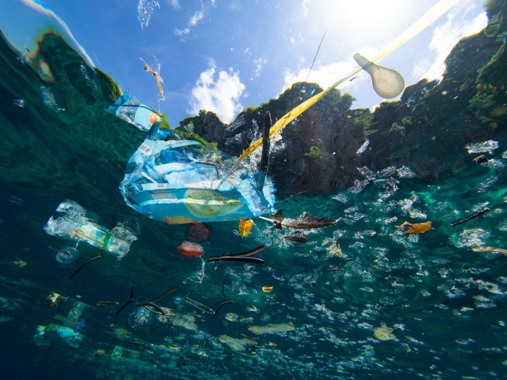 Plastica negli oceani: entro il 2040 potrebbe triplicare