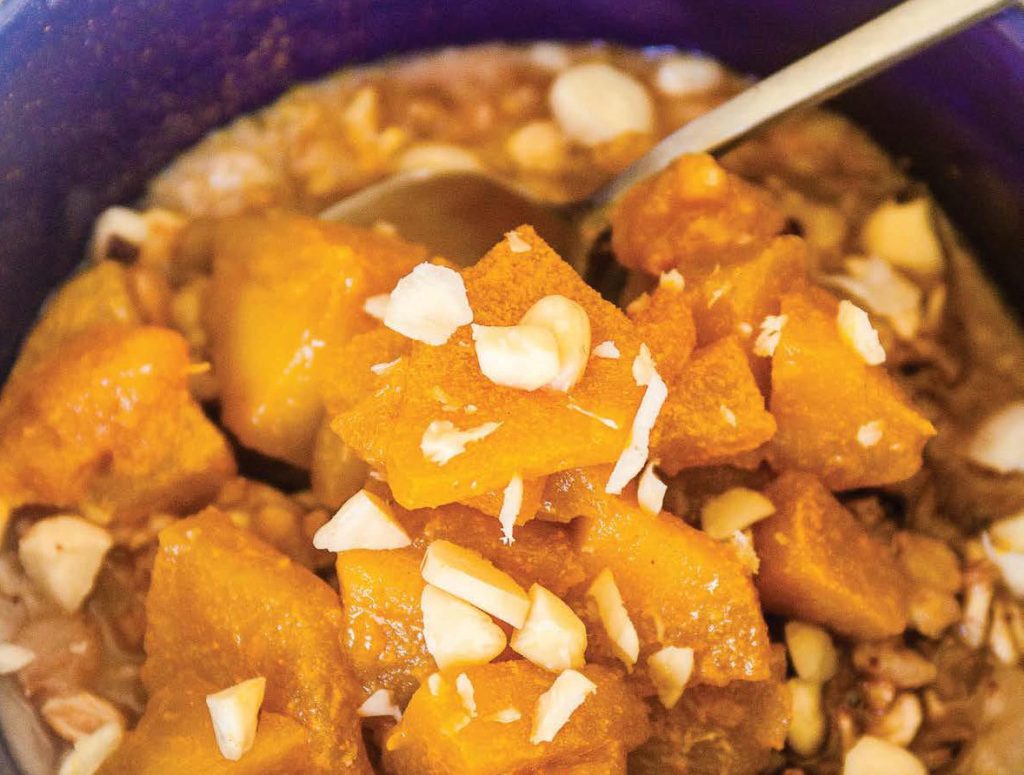 Porridge di avena, cacao, mandorle e mele alla curcuma