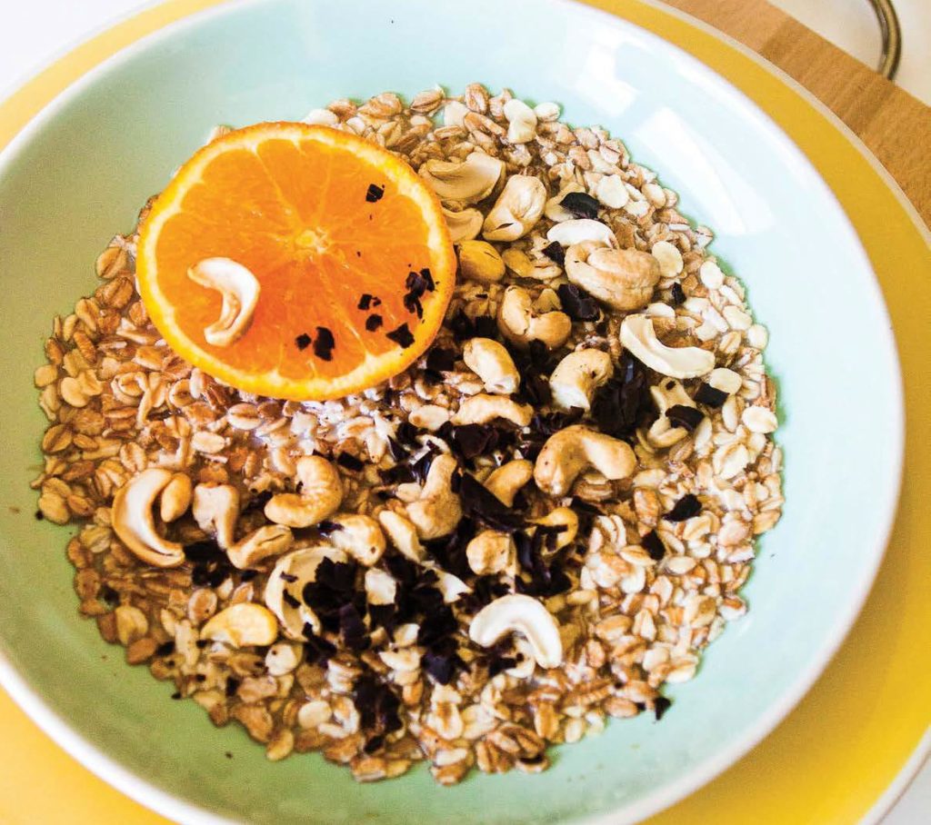 Porridge di avena con cioccolato, anacardi e arancia