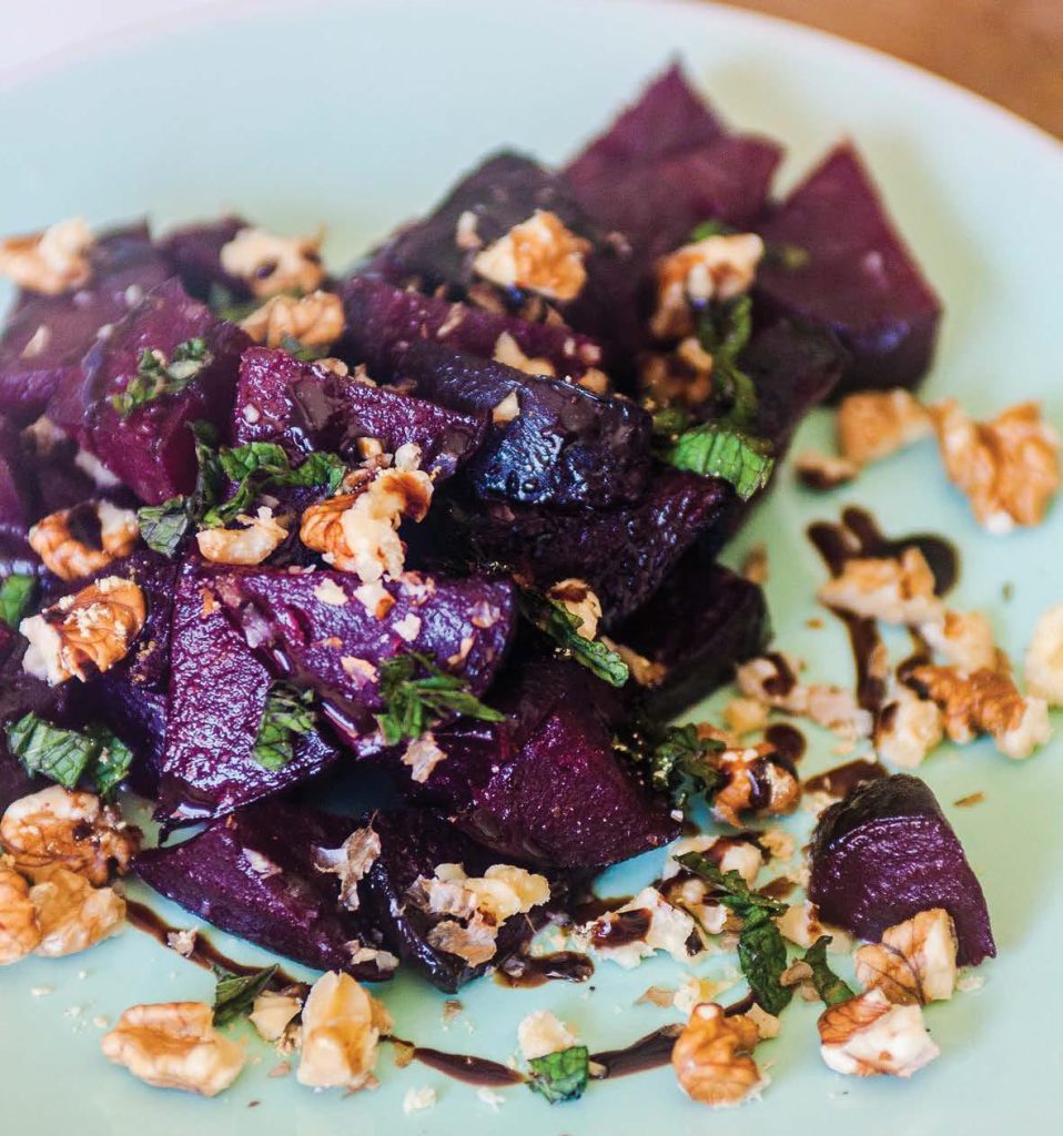 Rape rosse saltate con noci, menta e crema di aceto balsamico