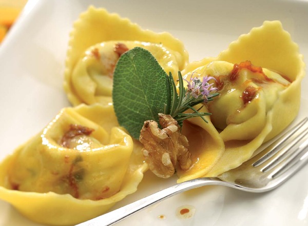 Ravioli di zucca alle erbe e noci