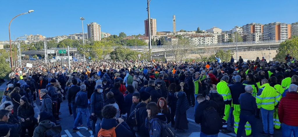 Scioperi e cortei no green pass; e proteste dei sindacati delle forze dell’ordine. Oggi manifestano Cgil, Cisl e Uil dopo i fatti del 9 ottobre