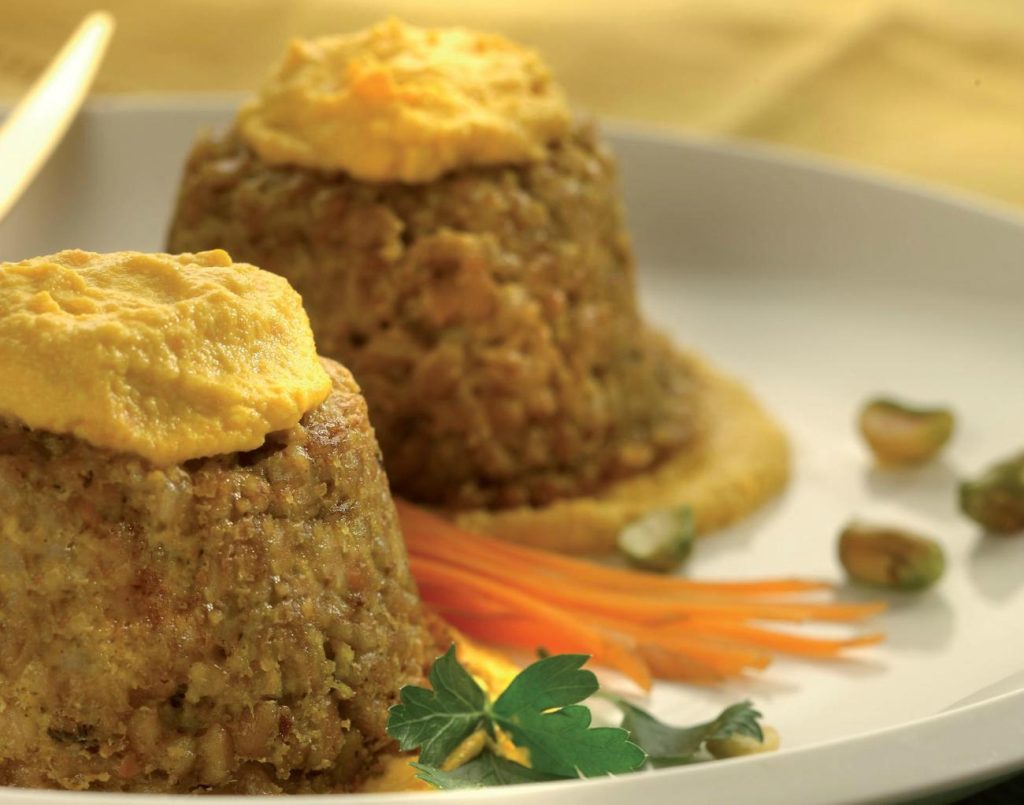 Sformatini di farro e pistacchi con crema di carote e tofu