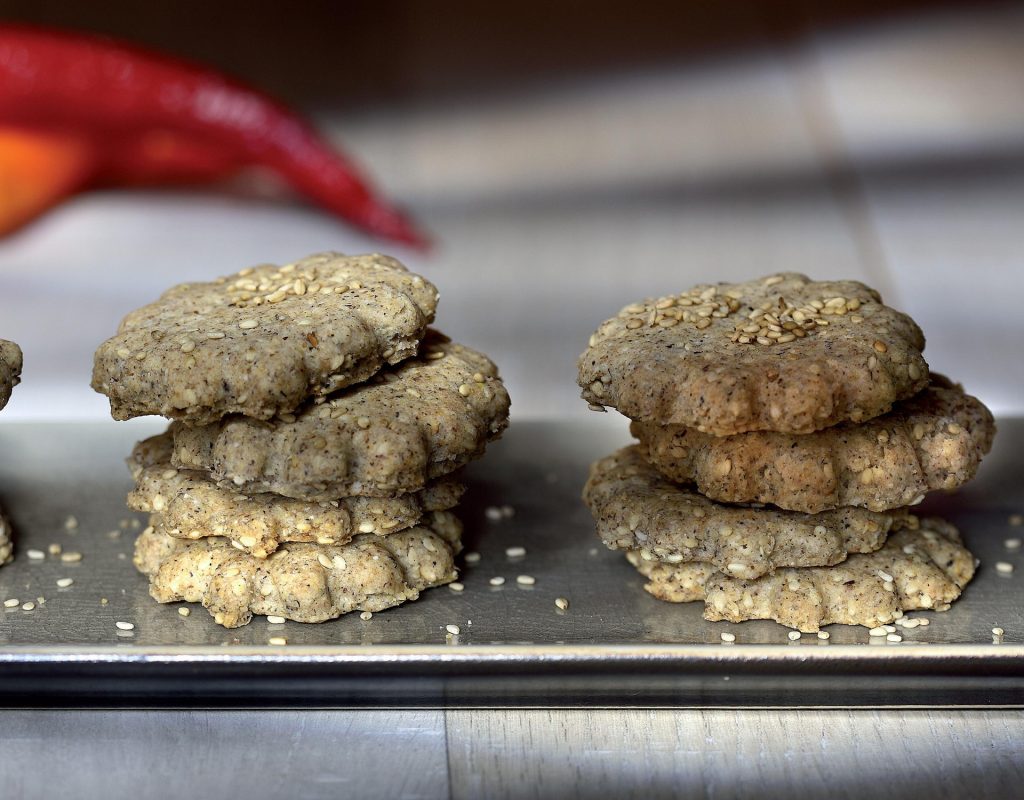 Snack di grano saraceno con peperoncino e sesamo