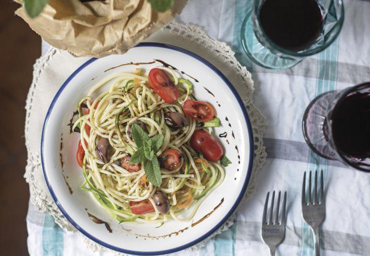 Spaghetti di grano, zucchina e carota con balsamico e olive greche