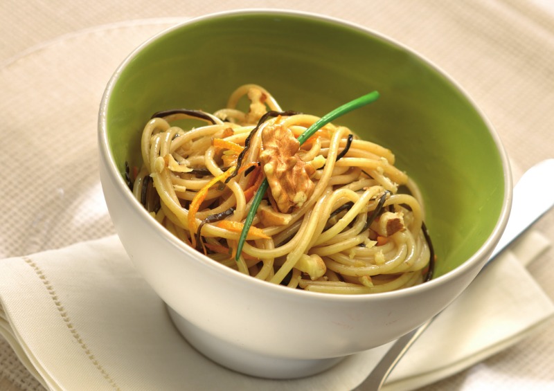 Spaghetti integrali con noci, scorza d’arancia e arame