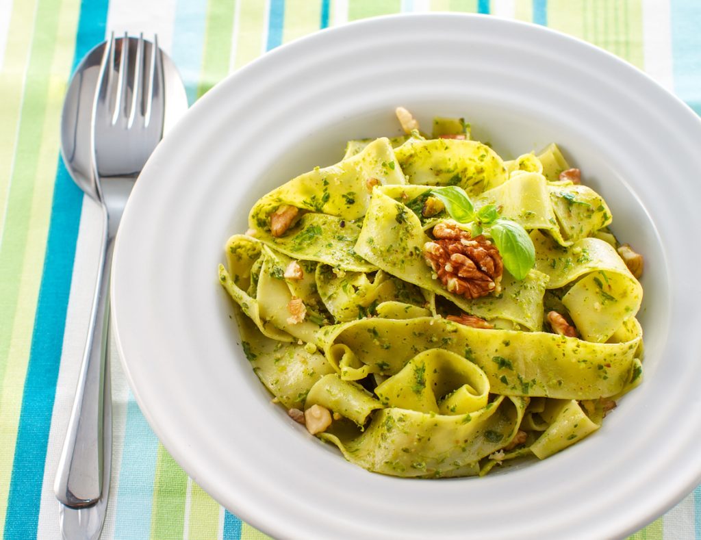 Tagliatelle al sugo di noci e basilico