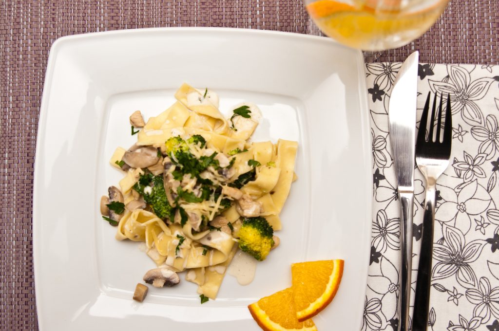 Tagliatelle con funghi e broccoli