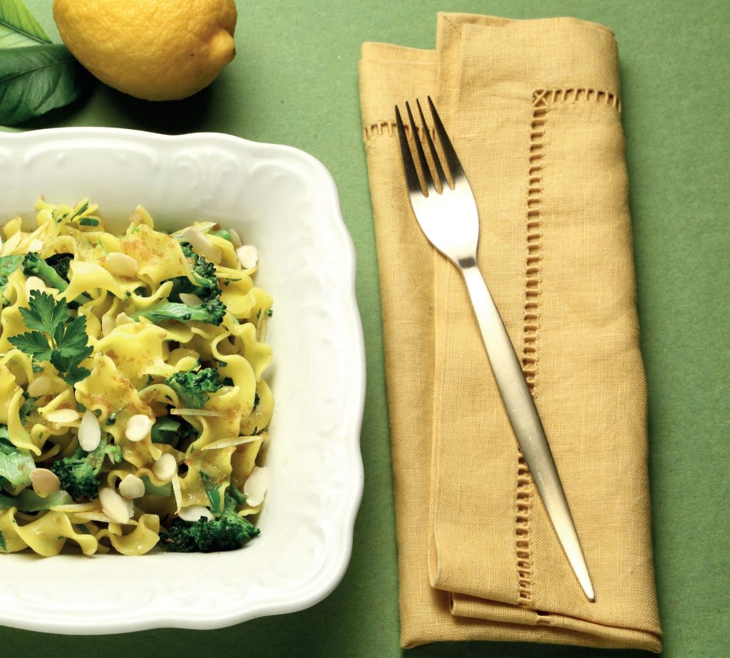 Tagliatelle di mais con broccoli e mandorle