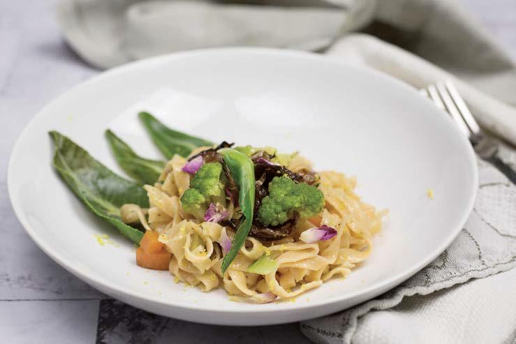 Tagliatelle di semola e farina di lenticchie con cavolfiore verde