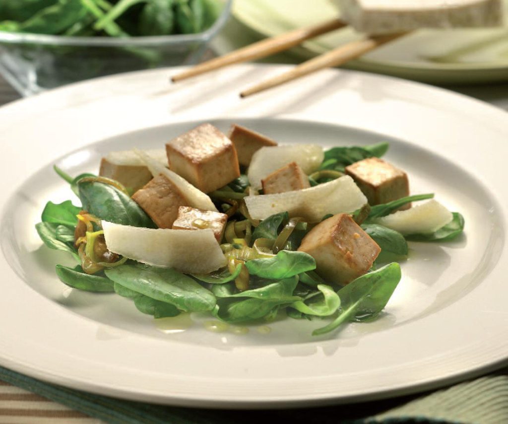 Tofu con pera e spinaci