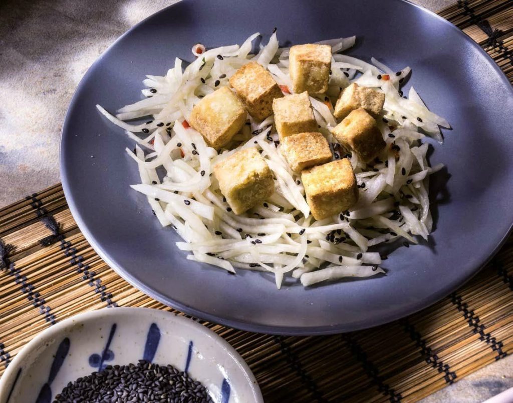 Tofu fritto con insalata di daikon al sesamo nero