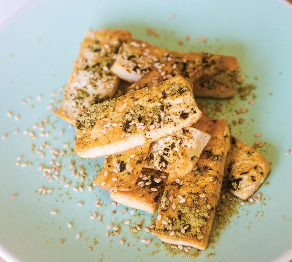 Tofu fritto con semi di sesamo e tè matcha