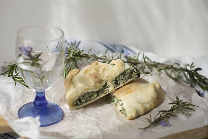 Torta salata con bietine e foglie di ravanello