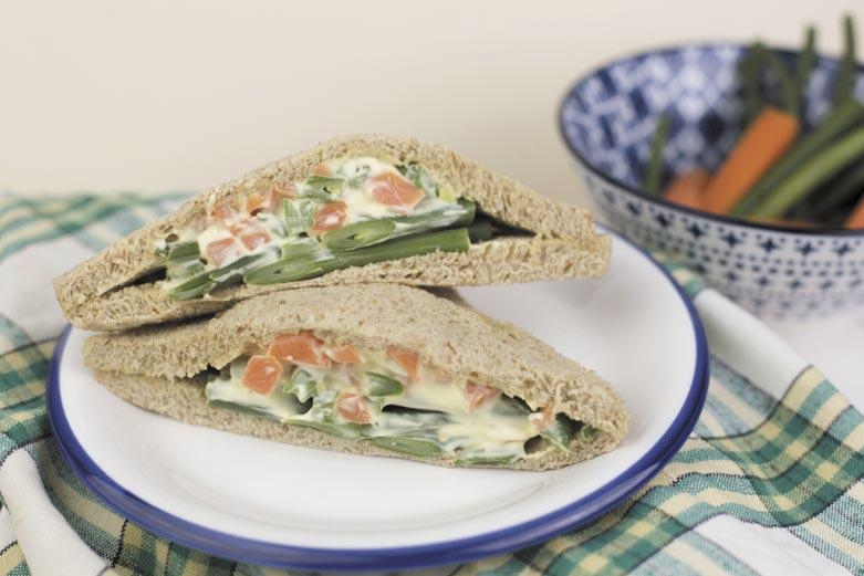 Tramezzino con insalata russa vegan e verdure croccanti