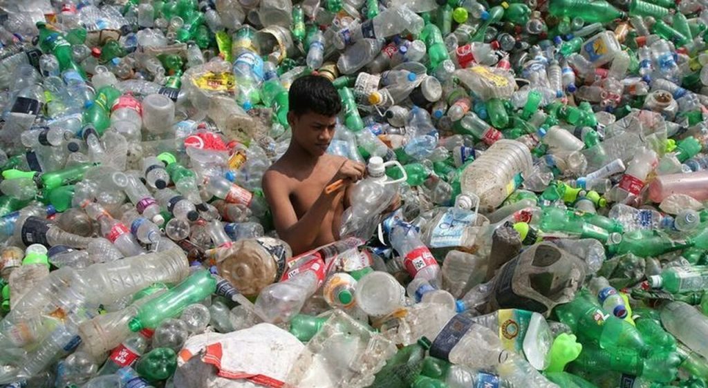 Trattato per bandire la plastica nuova dal 2040: l’appello degli scienziati