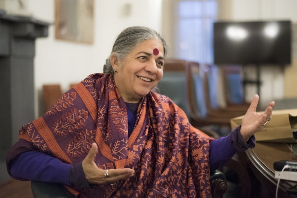 Vandana Shiva: «Un percorso alternativo all’estinzione: ritornare alla terra per rigenerarla e condividerne i frutti»