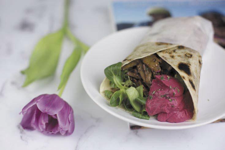 Wrap con hummus rosa e straccetti di seitan piccante