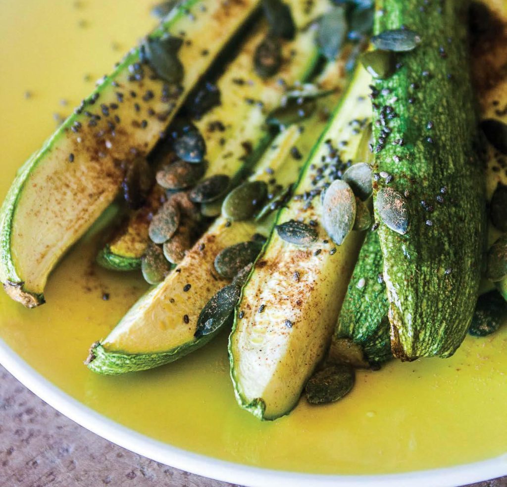 Zucchine al forno con curry, semi di zucca e chia