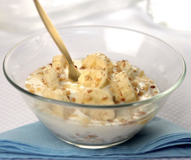 Grano con yogurt vegetale, banane e vaniglia