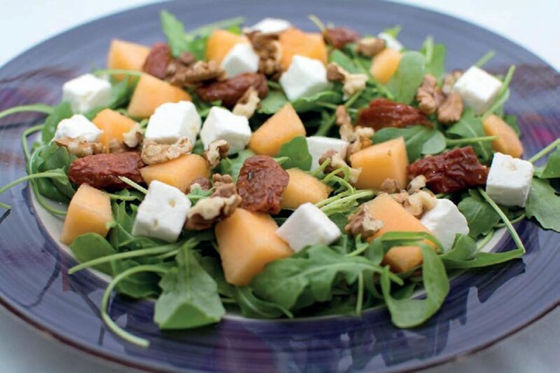 Insalata di melone, rucola, feta, pomodorini e noci