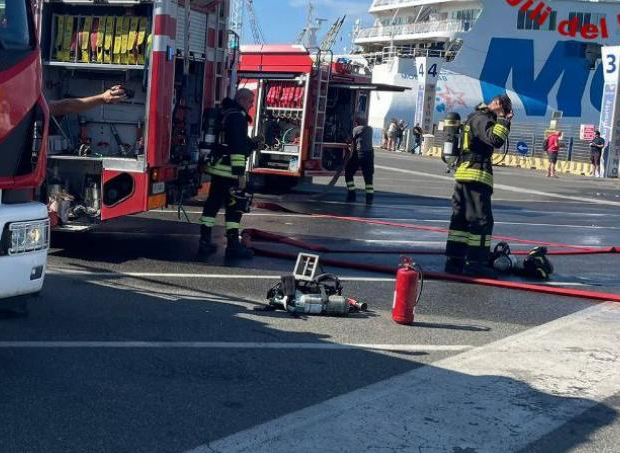 Le associazioni: «Incendio sul traghetto, troppo rischioso il rigassificatore a Piombino»