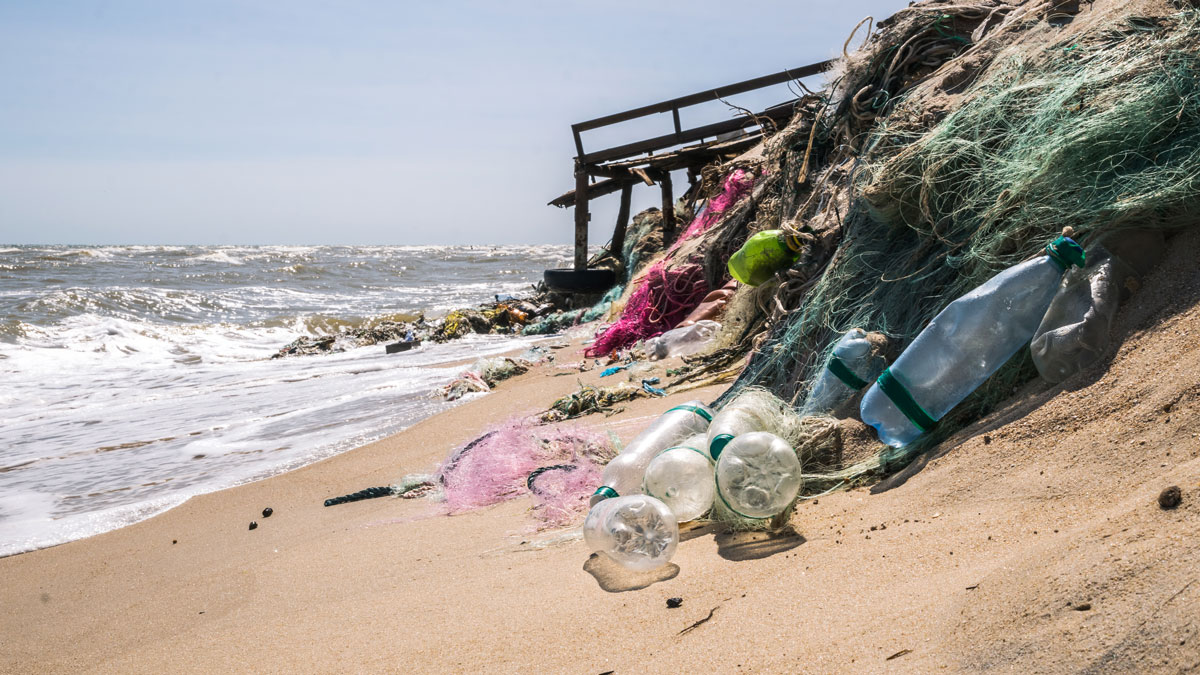 La California fa causa a ExxonMobil: «Il riciclo non risolve il problema della plastica»