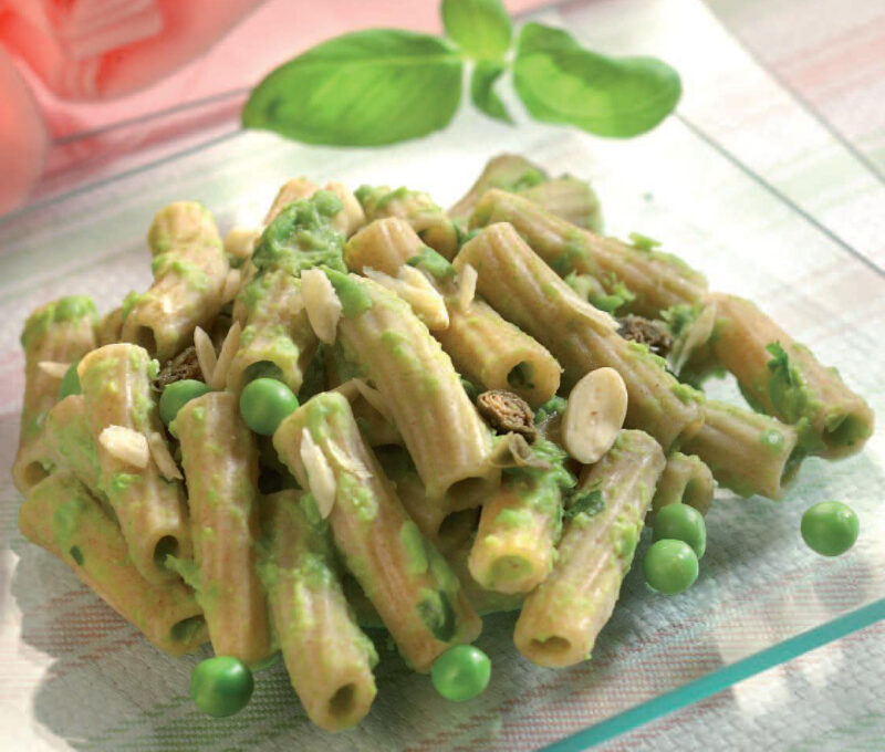 Pasta integrale con crema di piselli e capperi