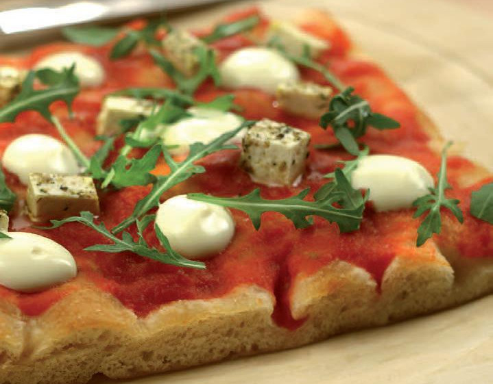 Pizza fredda con maionese di soia, tofu e rucola