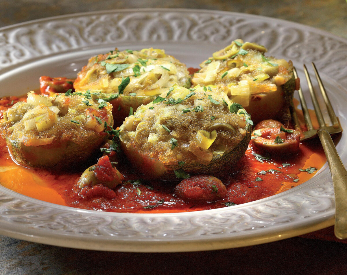 Zucchine tonde ripiene di amaranto, pomodori secchi, olive e pinoli